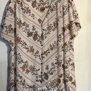 White floral light weight blouse from Maurice’s ladies size Large
